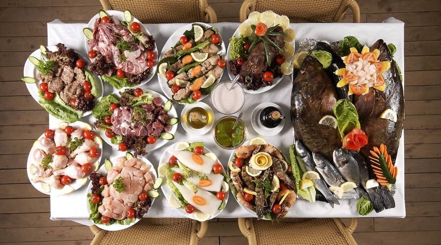 Catering hapjes op tafel Schaal met hapjes